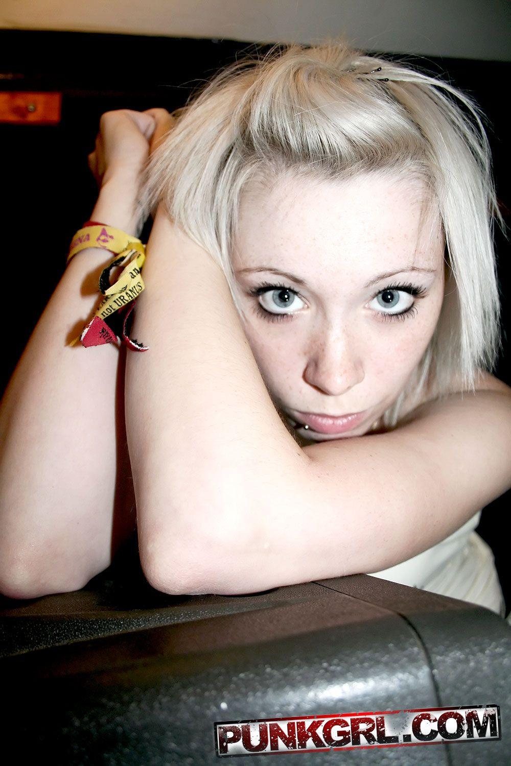 Fotos de la joven punk libby mostrando lo caliente que está
 #60761584