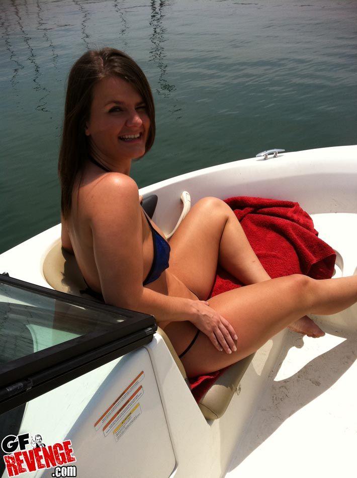 ブルネットのガールフレンドの写真は、船の上でコックを吸う
 #60487939