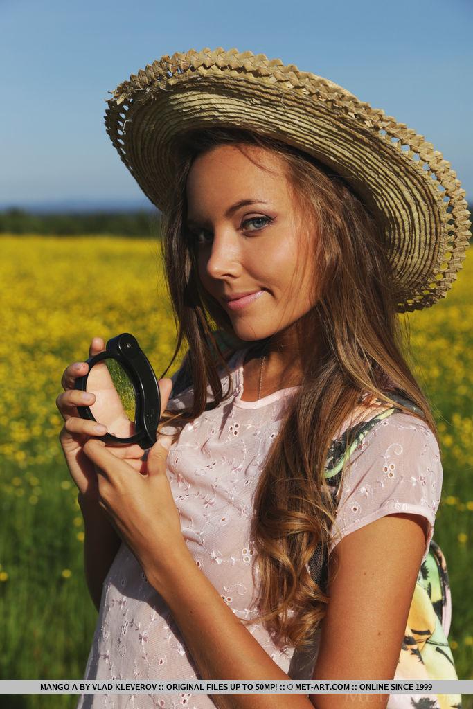 Mango a stellt ihren rauchend heißen Körper zur Schau, als sie auf dem blumigen Feld posiert #58160507