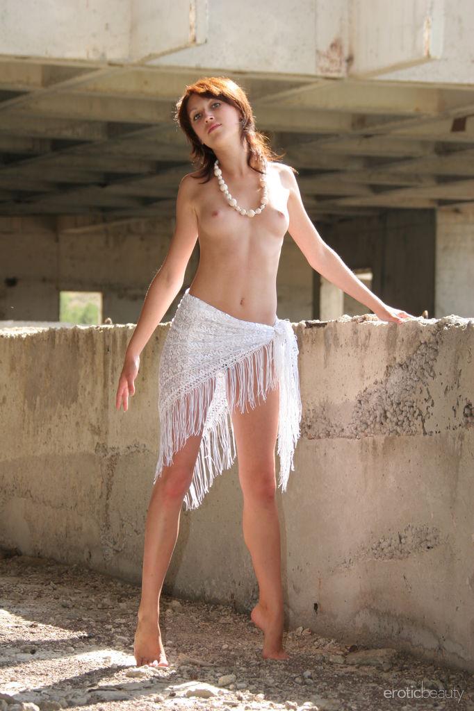 La jolie mannequin Masha s montre son corps nu et serré à l'extérieur.
 #60357671