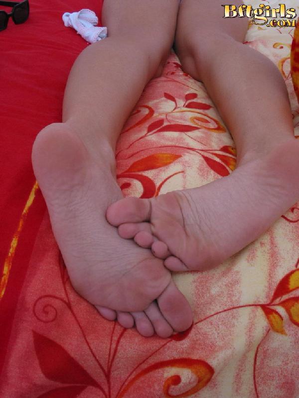 Joven morena usa sus bonitos pies para manejar un globo
 #60254885