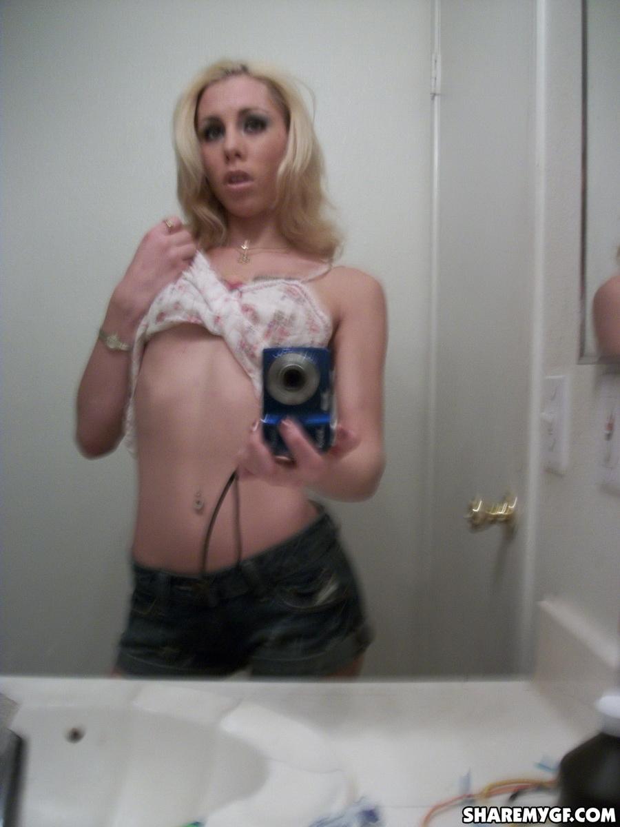 Tattooed skinny blonde Freundin nimmt selfshot Bilder in den Spiegel von ihren frechen Titten
 #60791083