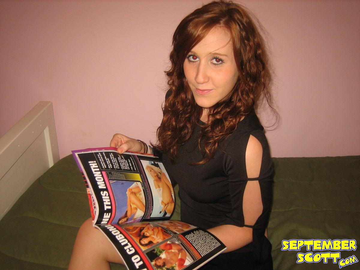 Immagini di giovane slut settembre scott mostrando i suoi peli pubici rossi
 #59949348