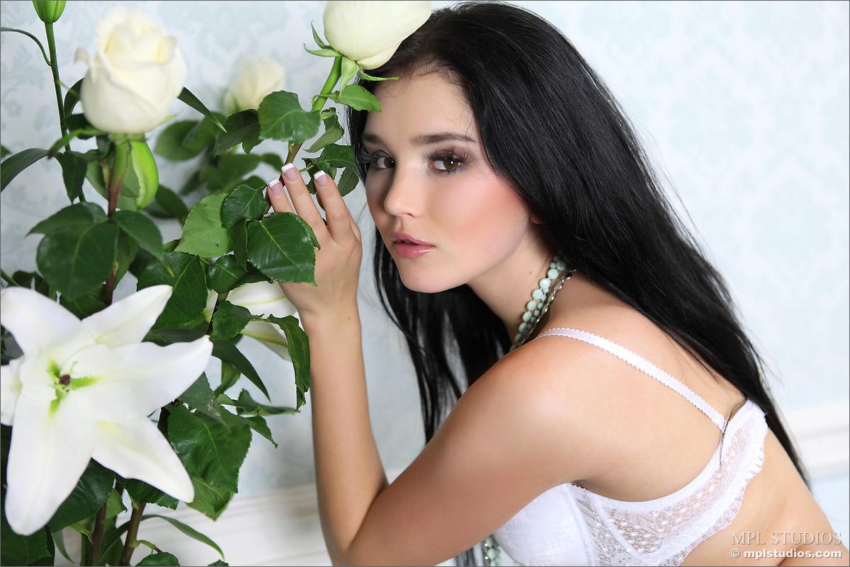 Mpl studios presenta a malena f en "white rose"
 #59185039