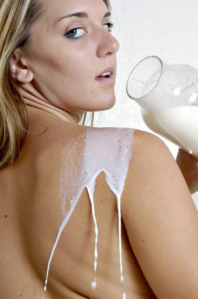 Photos d'une jeune fille sur Ashley en train de faire du lait en vrac
 #53030675