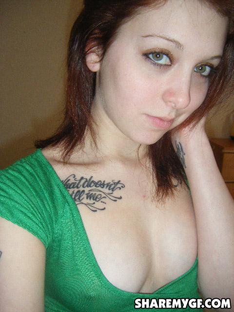 Joven morena con tatuajes se hace fotos sexy
 #60798291