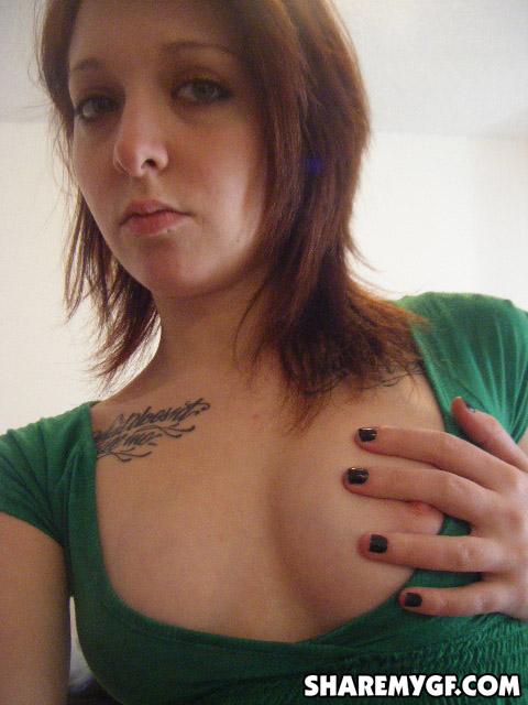 Jeune brune avec des tatouages prend des photos sexy d'elle-même
 #60798350