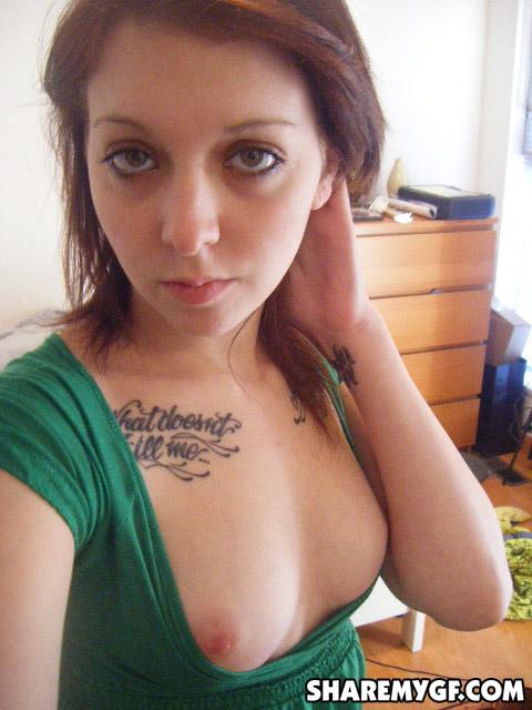 Jeune brune avec des tatouages prend des photos sexy d'elle-même
 #60798384