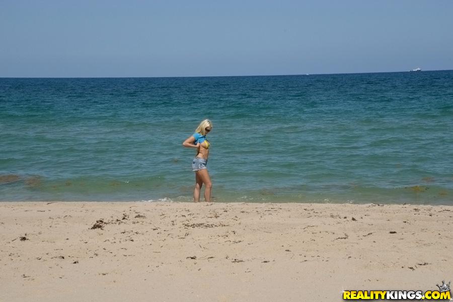 Blondes Mädchen layla price wird am Strand abgeholt und in einem Dreier gefickt
 #54285776