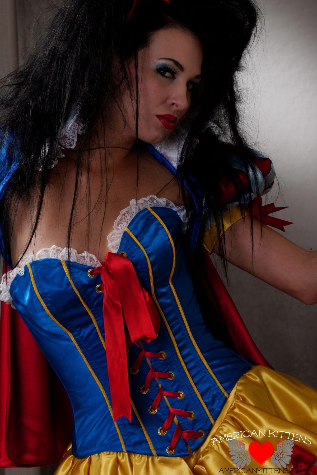 Photos de Reanna Mae vous offrant un ensemble cosplay sexy de Blanche-Neige
 #59861578