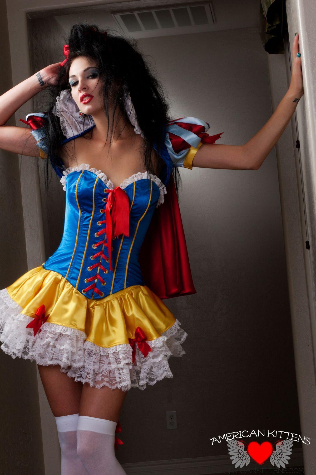 Photos de Reanna Mae vous offrant un ensemble cosplay sexy de Blanche-Neige
 #59861589