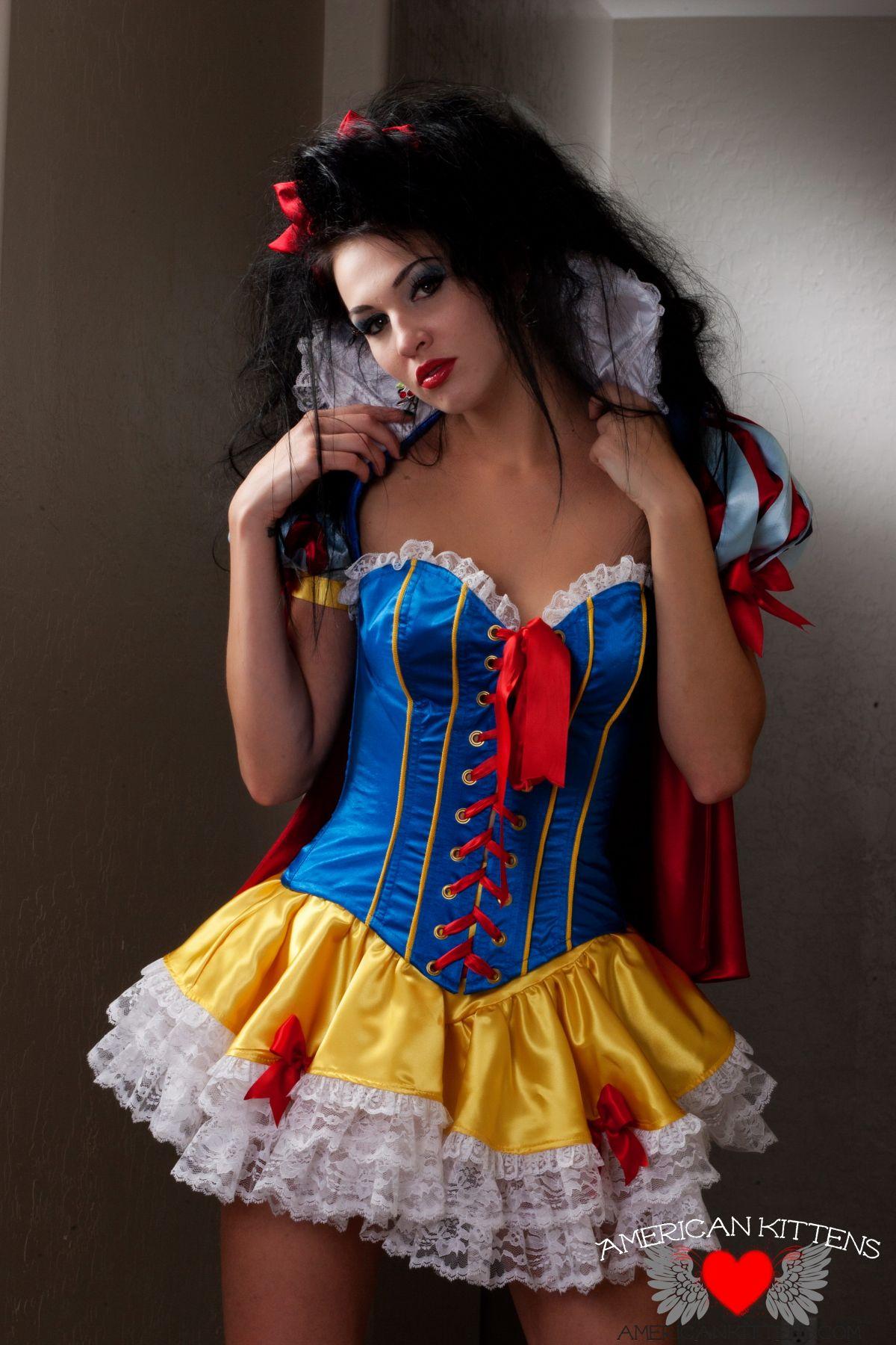 Photos de Reanna Mae vous offrant un ensemble cosplay sexy de Blanche-Neige
 #59861599