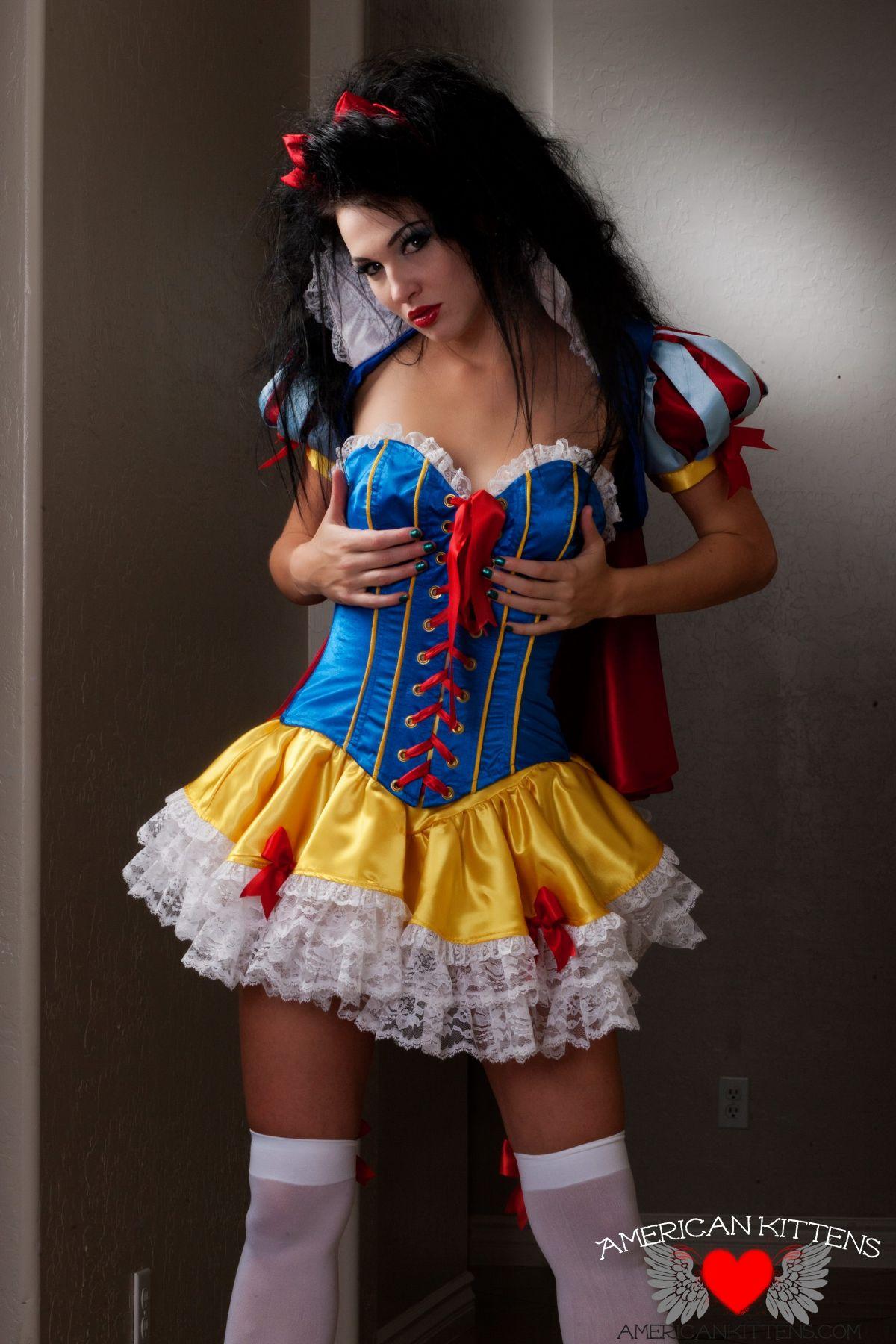 Photos de Reanna Mae vous offrant un ensemble cosplay sexy de Blanche-Neige
 #59861606