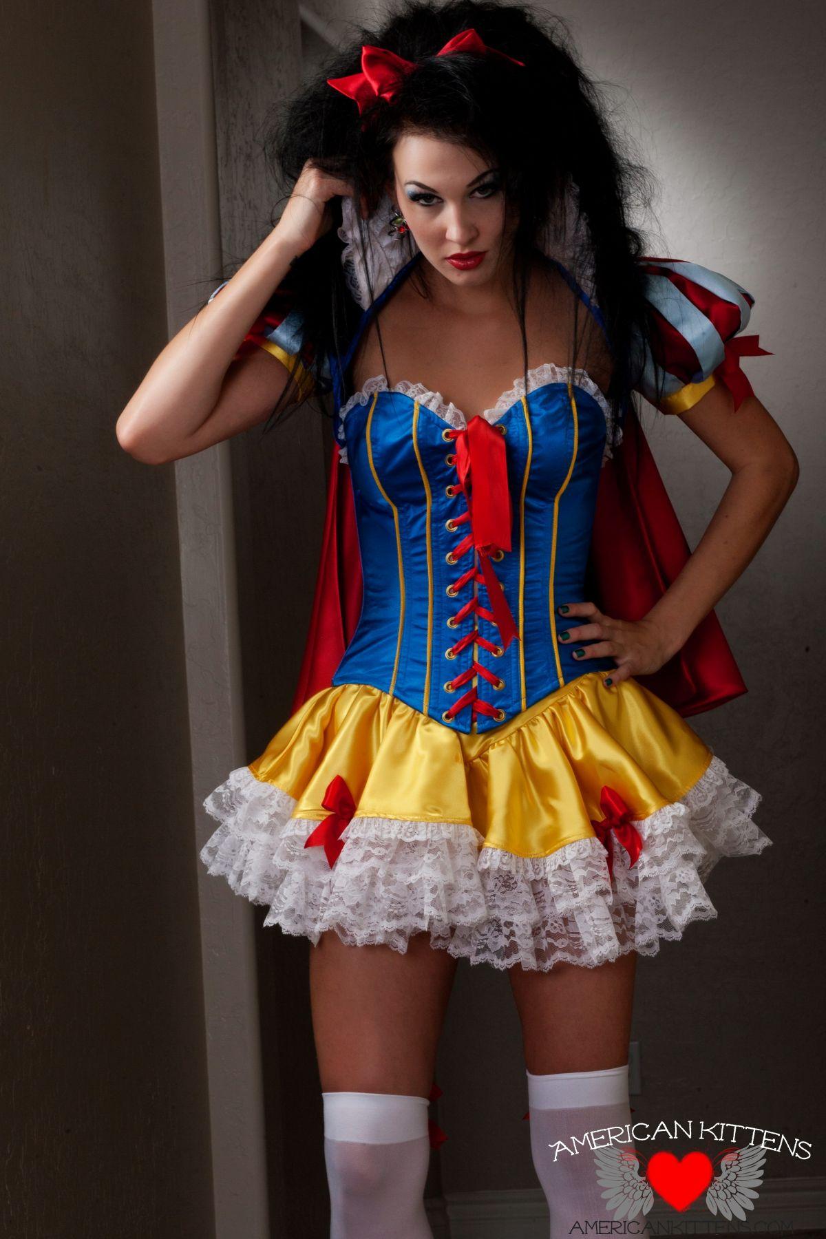 Photos de Reanna Mae vous offrant un ensemble cosplay sexy de Blanche-Neige
 #59861638