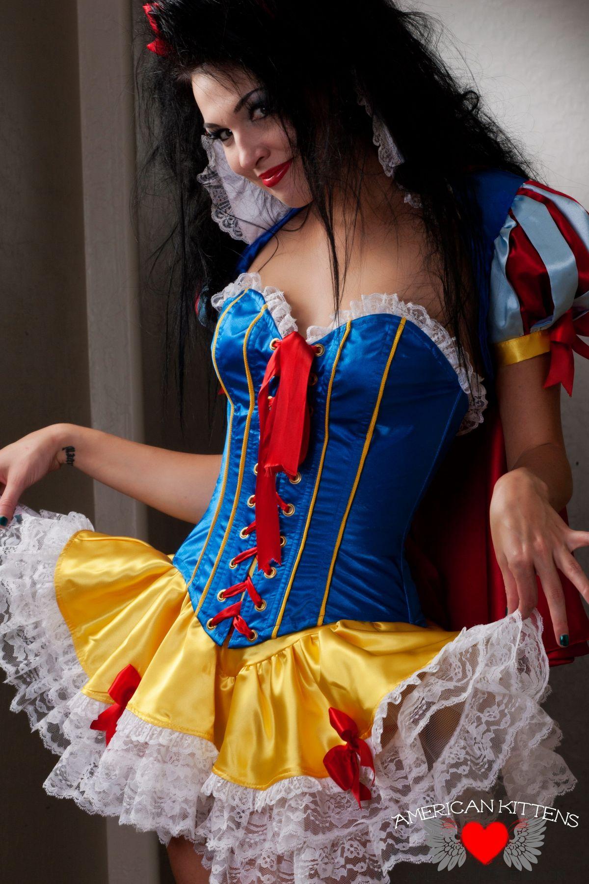 Photos de Reanna Mae vous offrant un ensemble cosplay sexy de Blanche-Neige
 #59861659