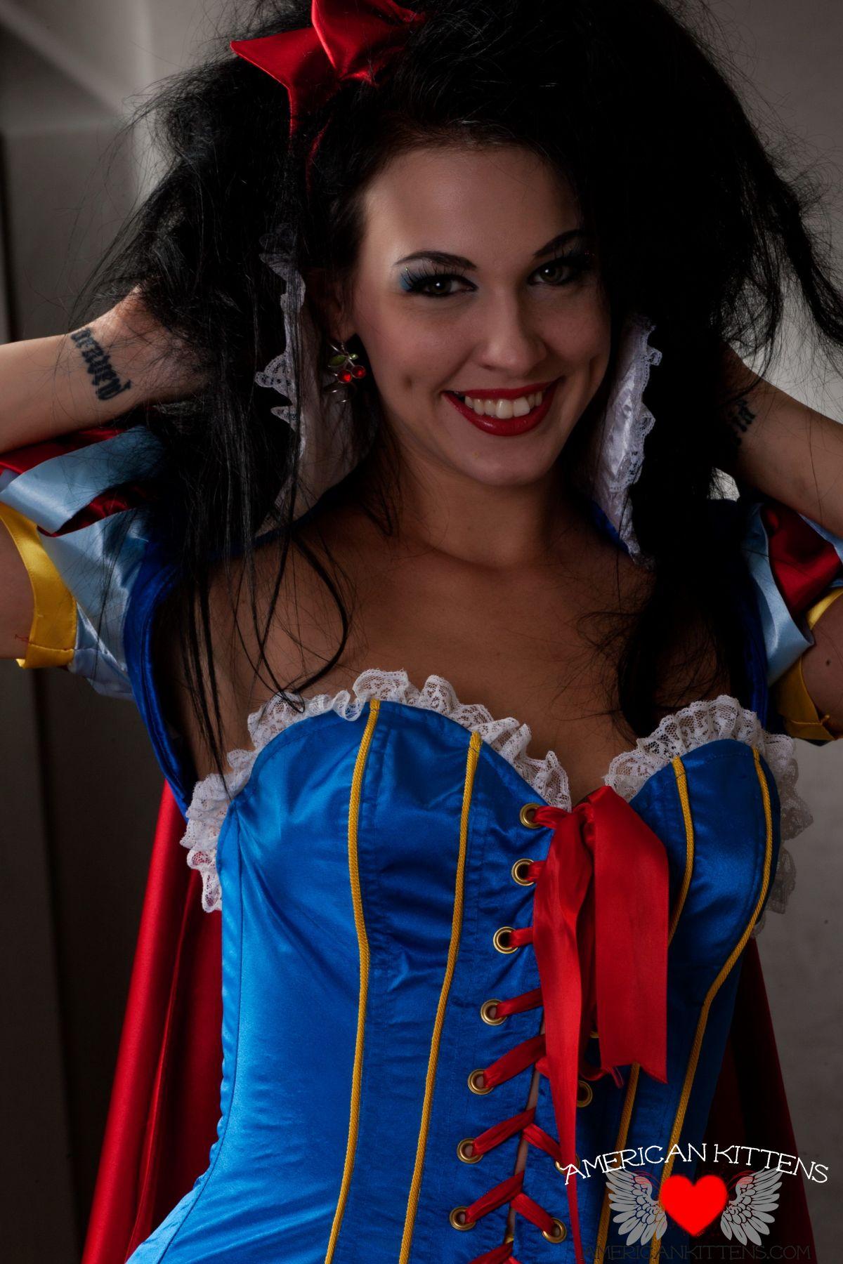 Photos de Reanna Mae vous offrant un ensemble cosplay sexy de Blanche-Neige
 #59861713