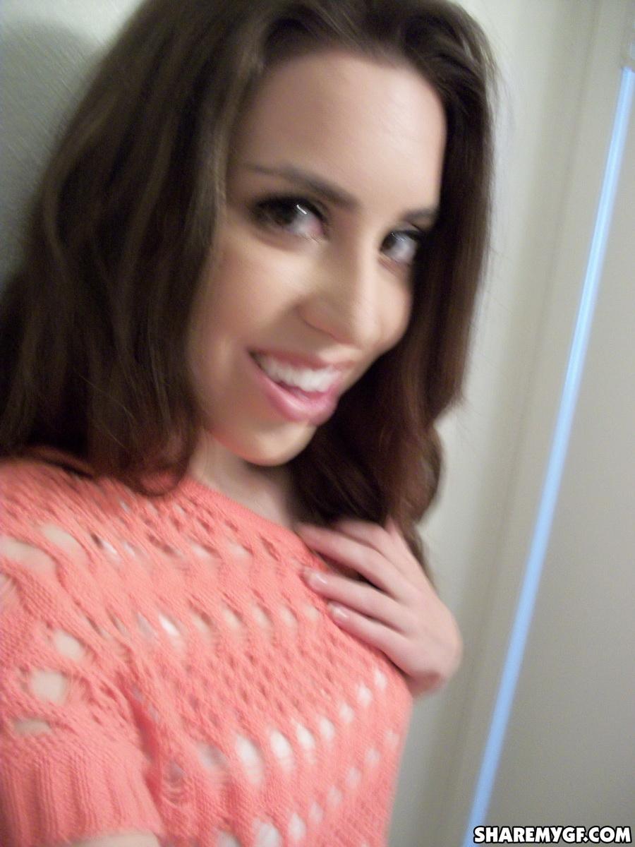 Skinny brunette gf nimmt selfies von ihrem nackten Körper im Badezimmer
 #60794532