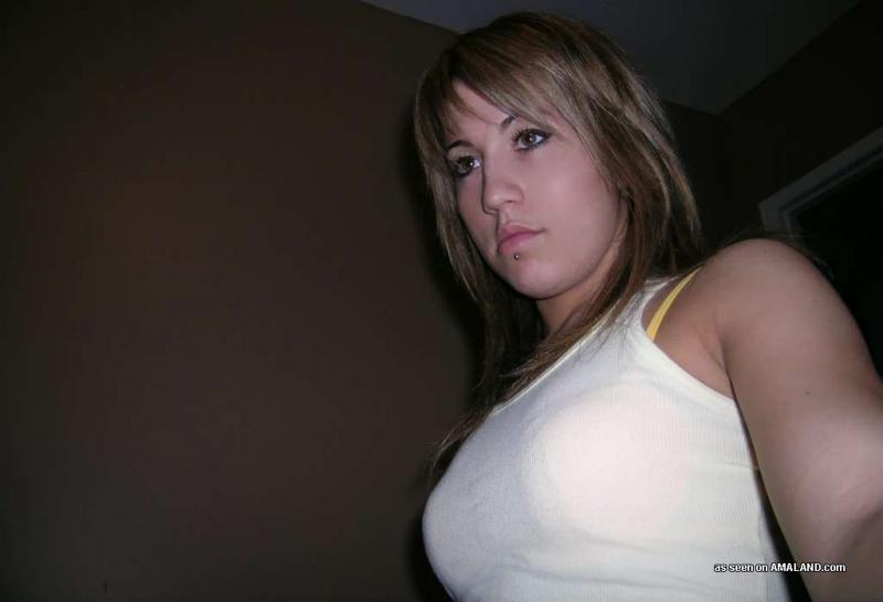 Küken posiert in kinky selfpics während pussy-playing auf cam
 #60488938