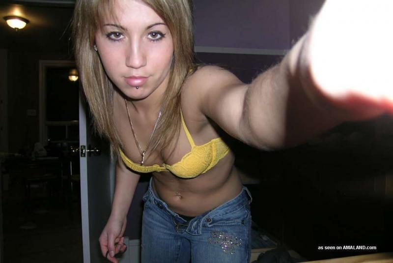Una chica posando en autofotos mientras juega con su coño en la cámara
 #60488992