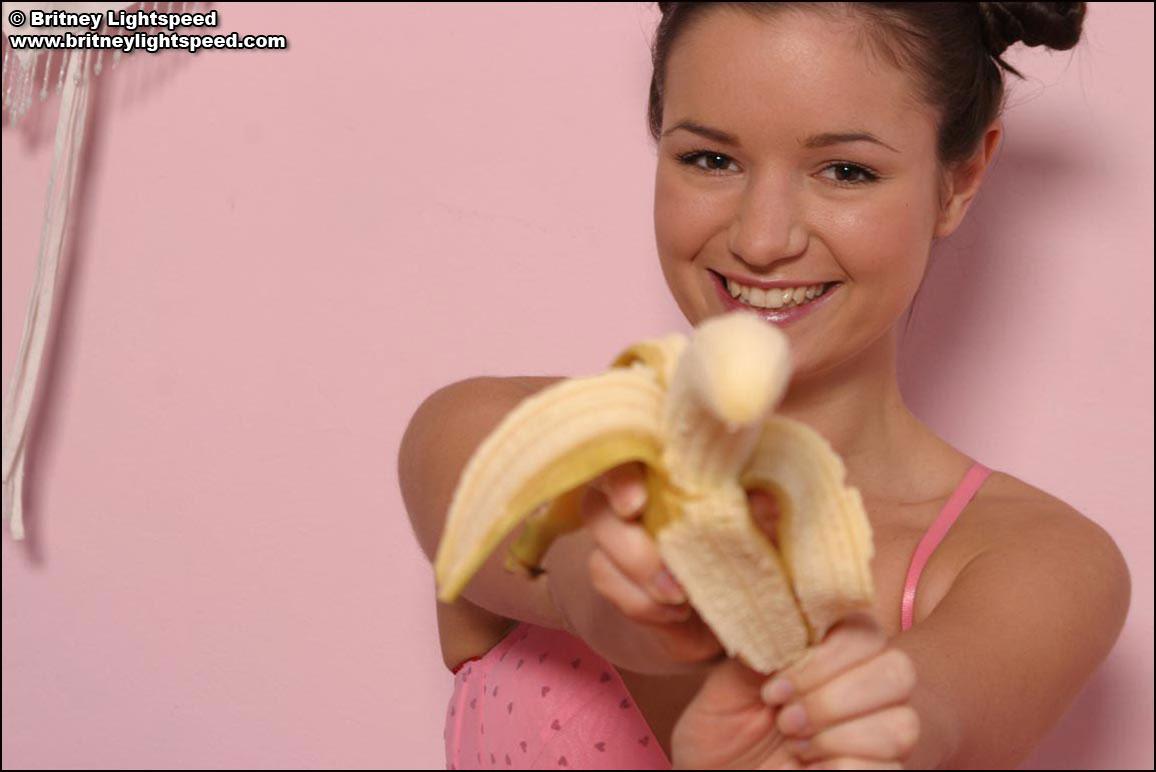 バナナを食べるティーンモデルBritney lightspeedの写真
 #60086175