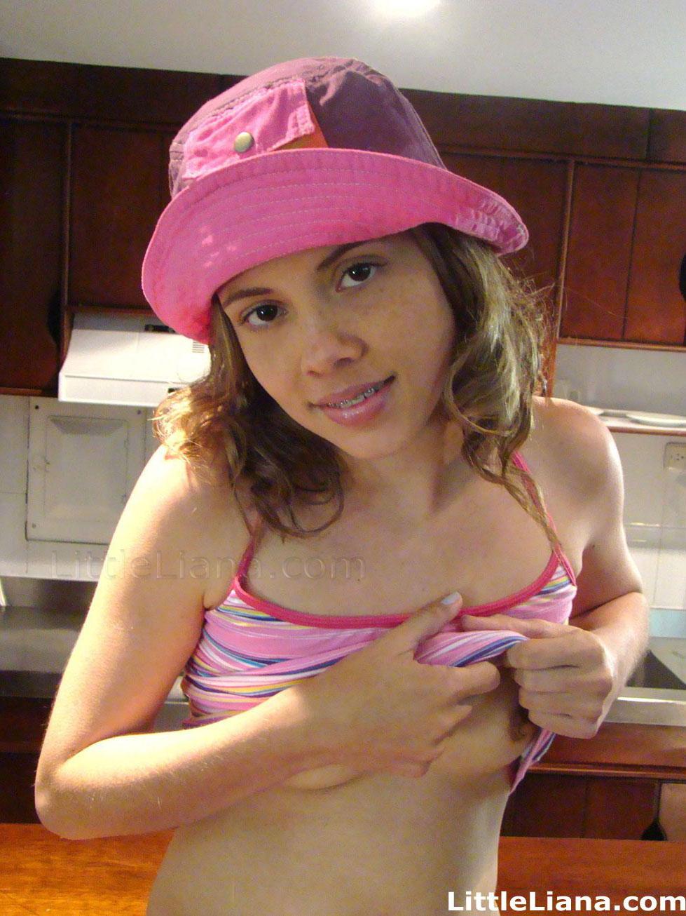 Bilder von teen kleine liana zeigt Ihnen ihre Titten
 #59024033