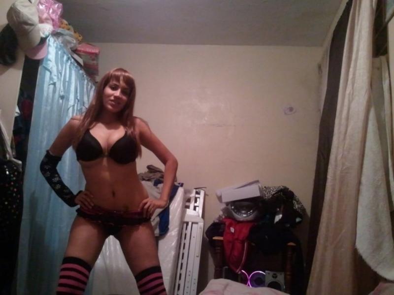 Une jeune femme amateur se fait taquiner par la caméra en posant dans de la lingerie noire.
 #60656489