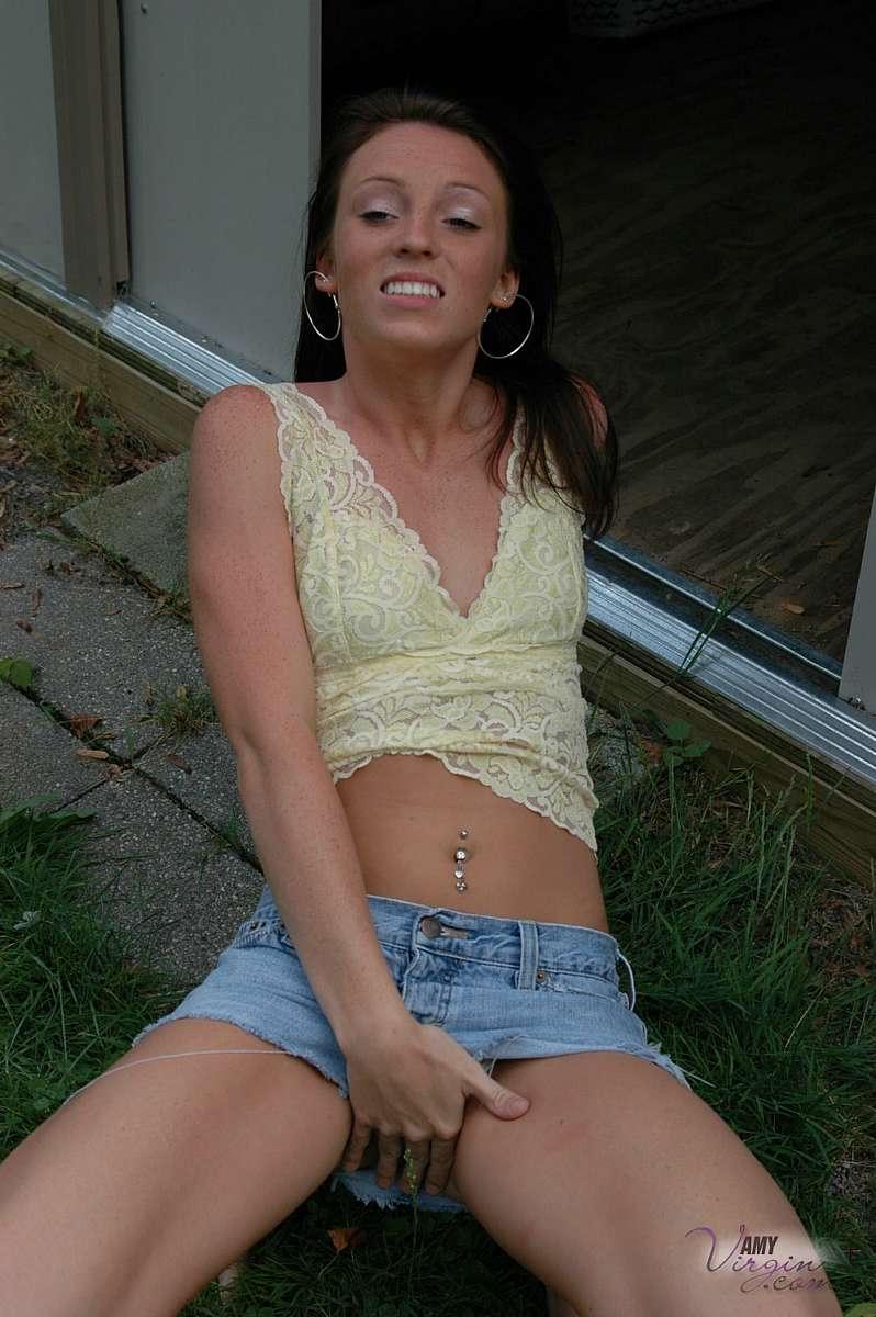 Bilder von Teenie-Star Amy Jungfrau zeigt ihren Körper draußen
 #53117643
