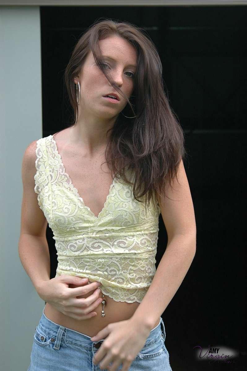Bilder von Teenie-Star Amy Jungfrau zeigt ihren Körper draußen
 #53117869