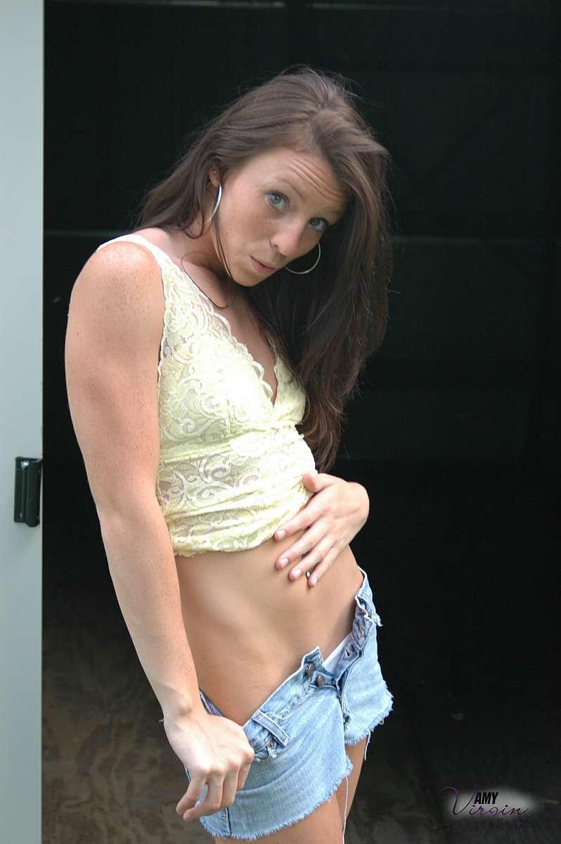 Bilder von Teenie-Star Amy Jungfrau zeigt ihren Körper draußen
 #53117996