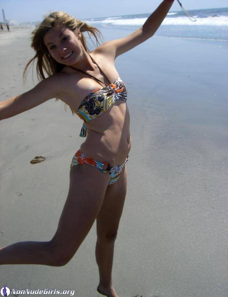 Bilder von superheißen Teenie-Mädchen in Bikinis
 #60681963