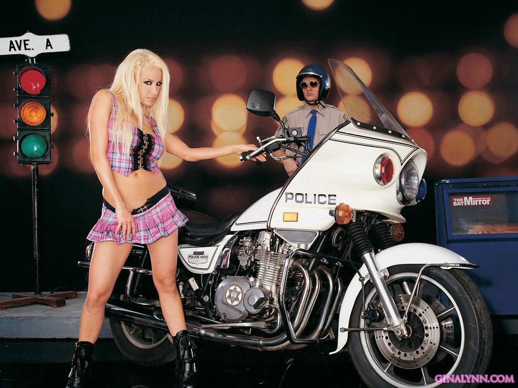 Zorra se folla a un policía en moto.
 #54521912
