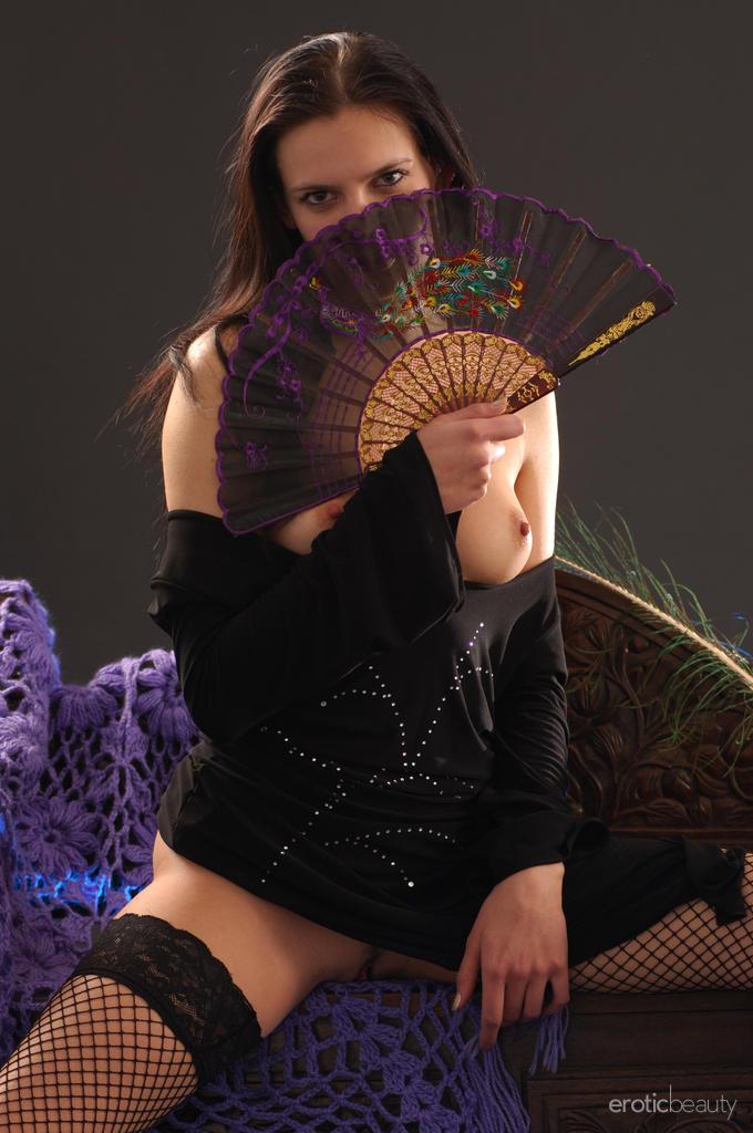 Die dunkelhaarige Debütantin Valya porträtiert eine bezaubernde Zigeunerprinzessin, während sie auf einem Holzstuhl sitzt
 #60366087