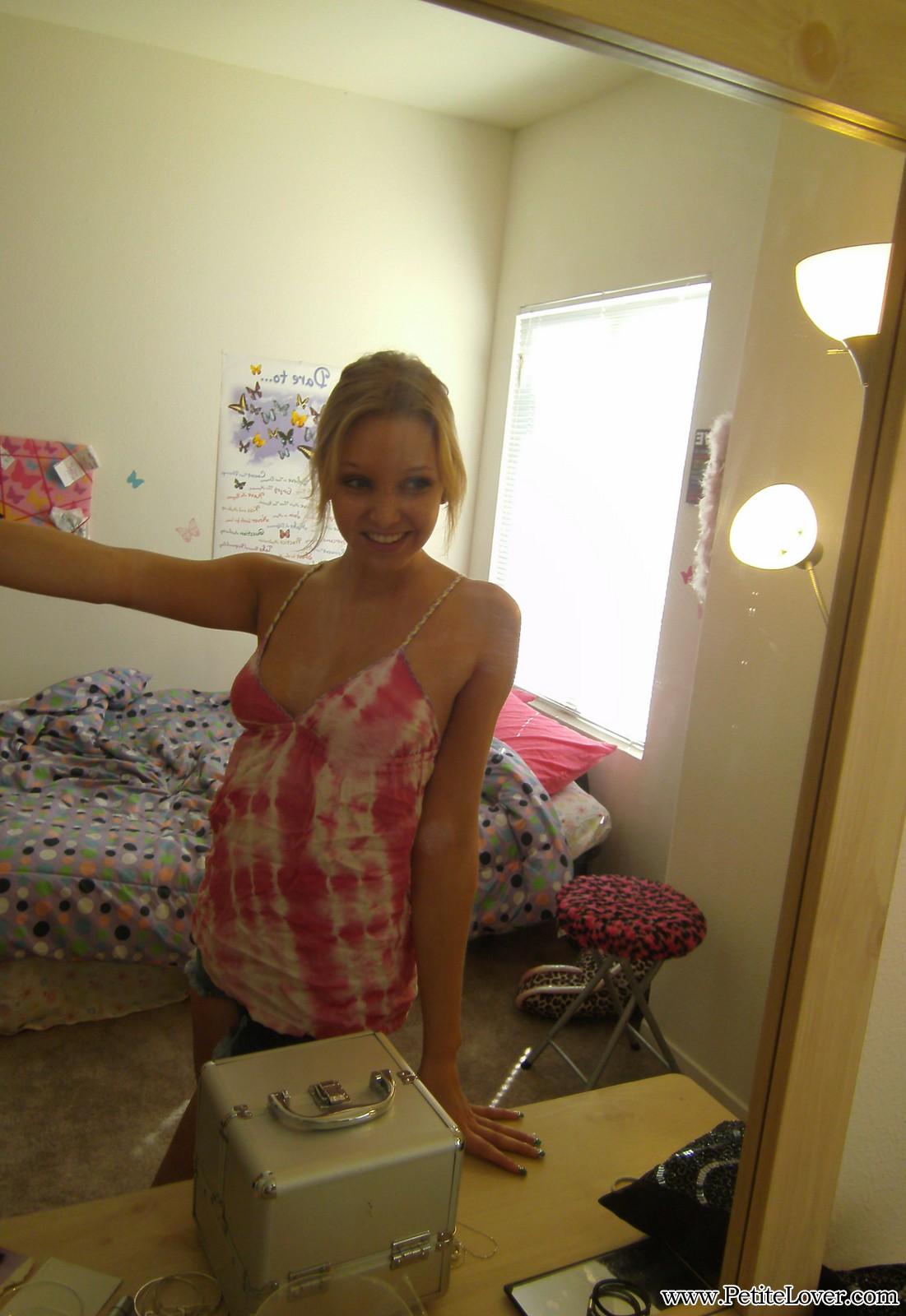 ブロンドのティーンエイジャーelleは鏡の中であなたのためにトップレスの自撮りをする
 #54160093