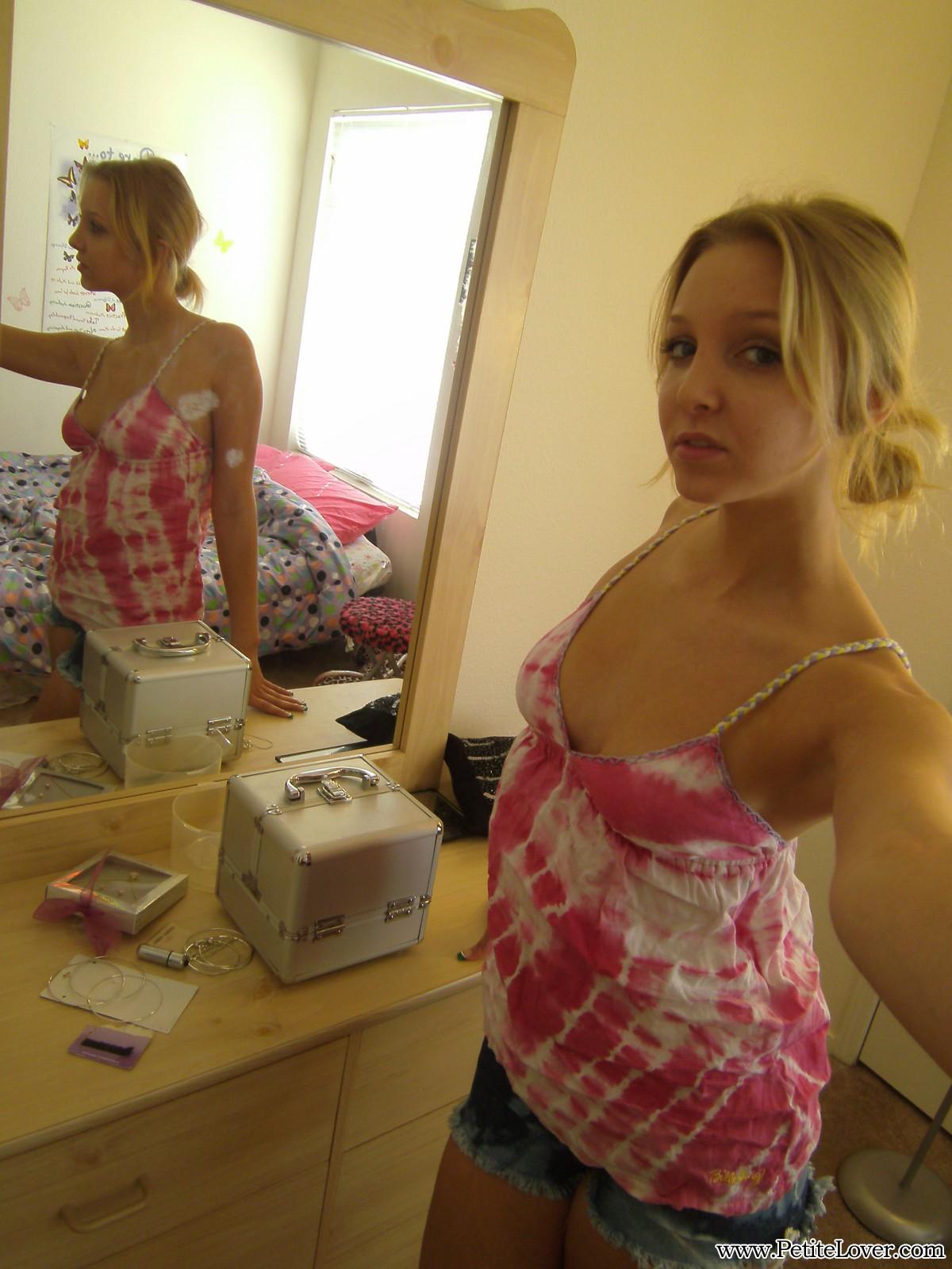 La teenager bionda elle si fa dei selfie in topless per voi allo specchio
 #54160187