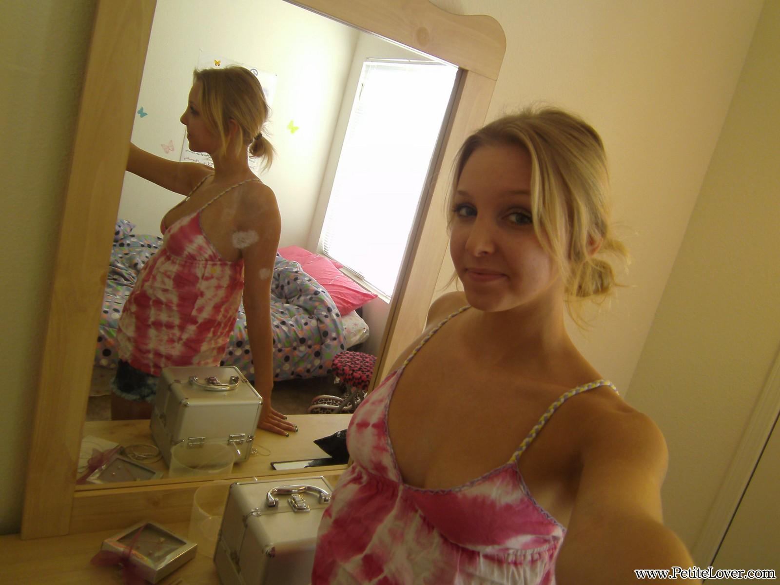 La teenager bionda elle si fa dei selfie in topless per voi allo specchio
 #54160291