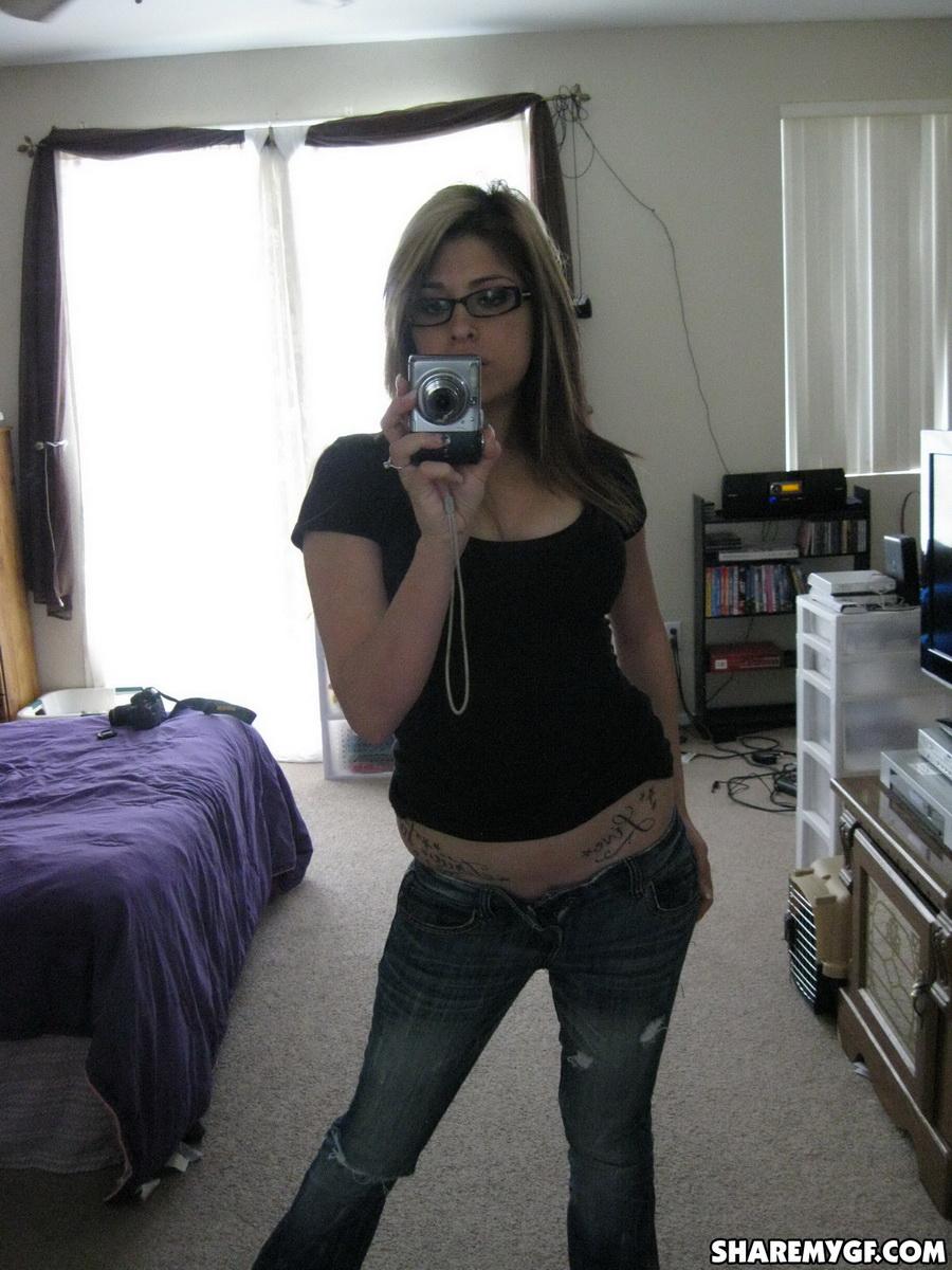 Süße Freundin macht Selfie-Bilder von ihr Strippen in ihrem Schlafzimmer Spiegel
 #60792047