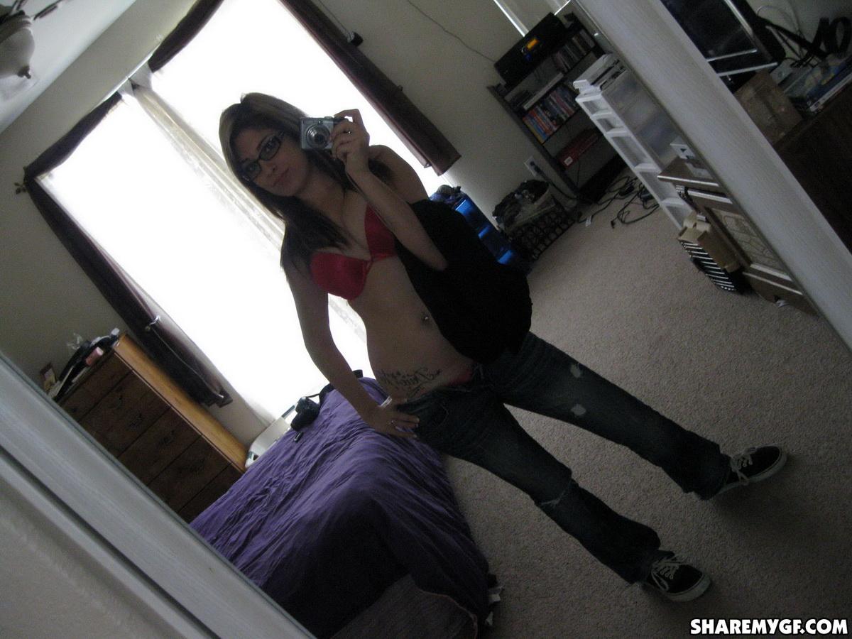 Süße Freundin macht Selfie-Bilder von ihr Strippen in ihrem Schlafzimmer Spiegel
 #60792075