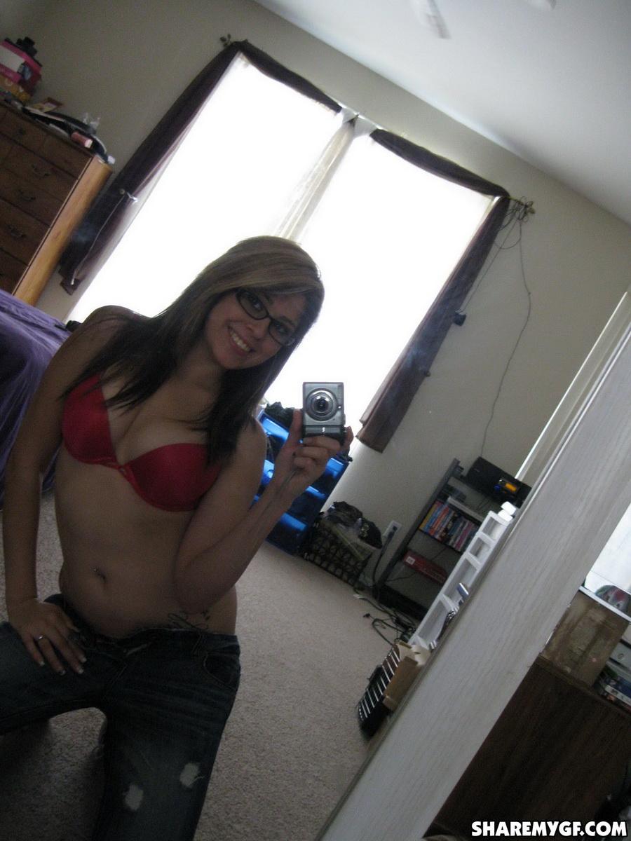Süße Freundin macht Selfie-Bilder von ihr Strippen in ihrem Schlafzimmer Spiegel
 #60792103