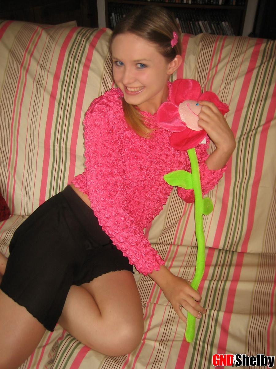 Petite Teen Shelby Streifen nackt und beginnt zu spielen mit ihrer feuchten engen Muschi
 #58761955