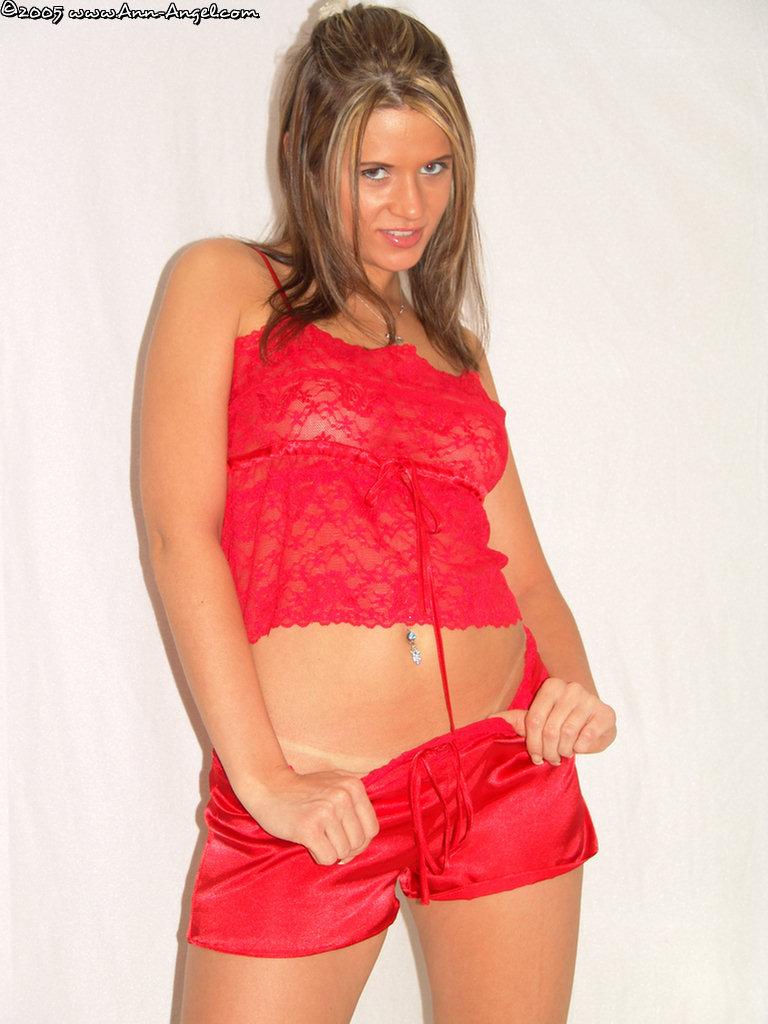 セクシーな赤いキャミとショートパンツのアンエンジェルの写真
 #53216620