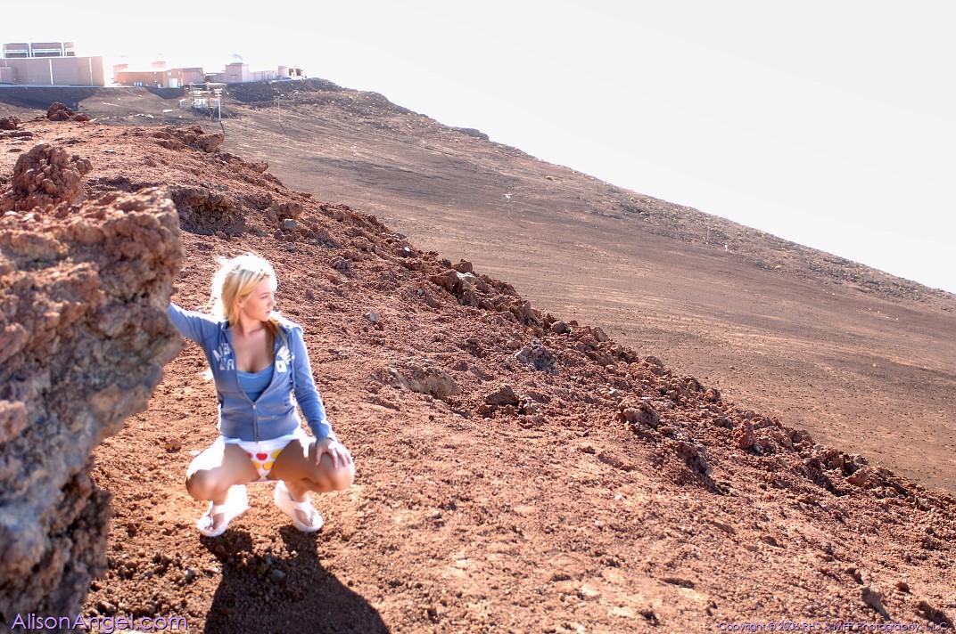 Photos de la jeune star Alison Angel en train de s'exciter sur sa randonnée
 #53003913