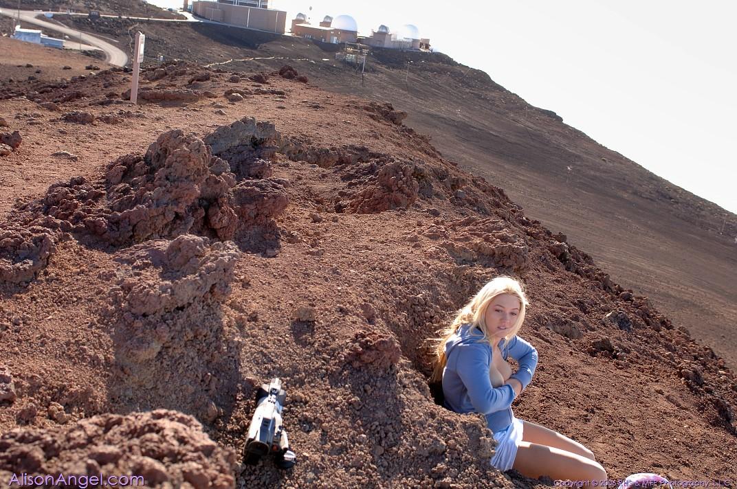 Fotos de la estrella joven alison angel calentandose en su caminata
 #53004308