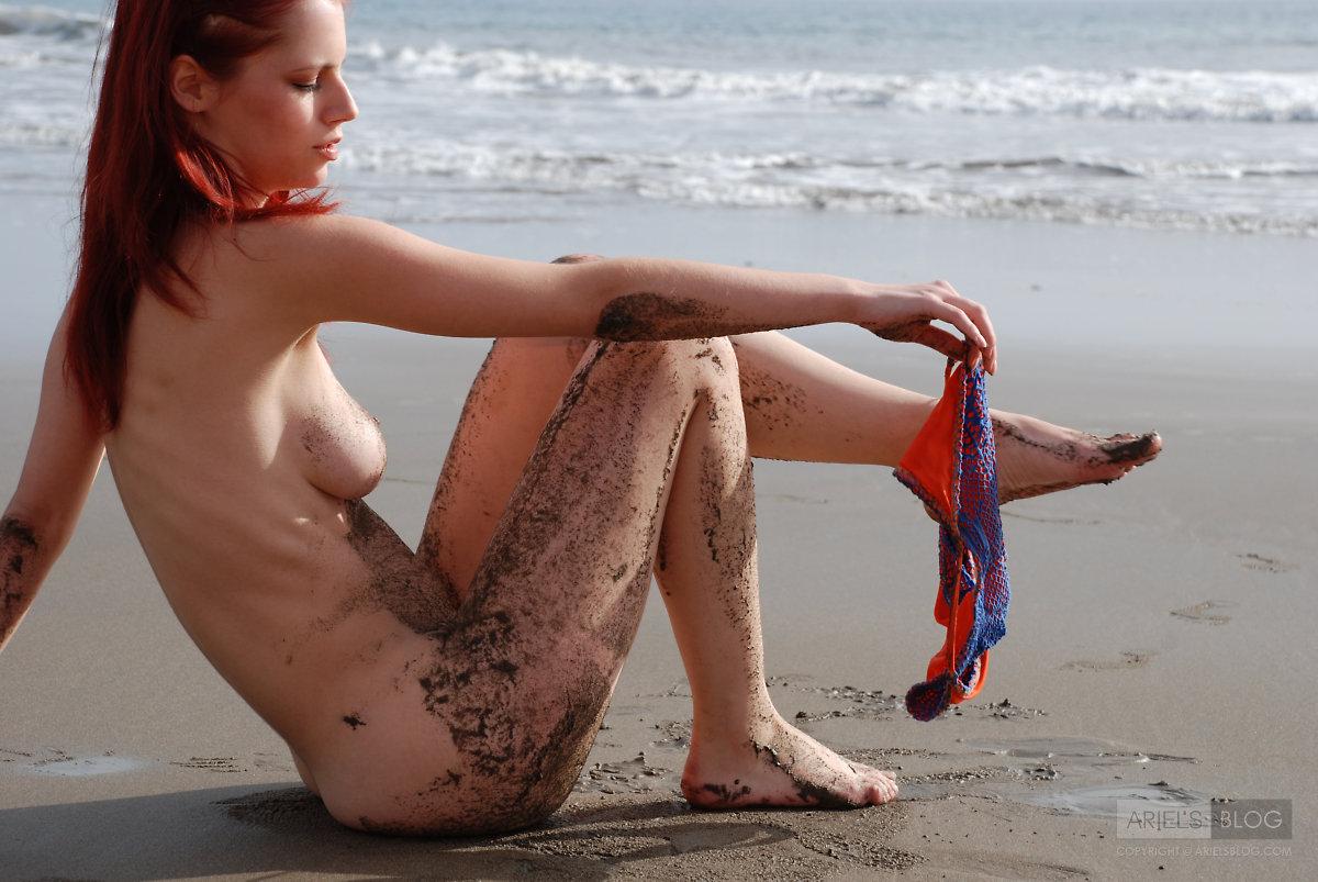 Immagini di ariel ragazza giovane che si rotola su una spiaggia
 #53292837