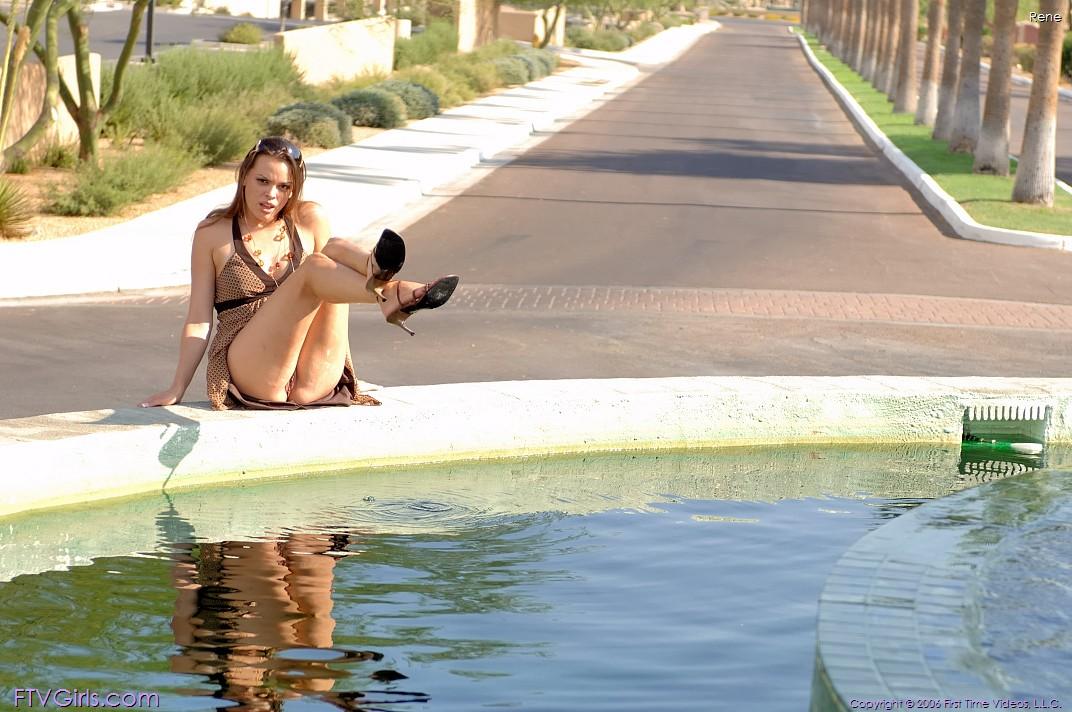 Immagini di rene diffondendo le gambe dalla piscina
 #60442439