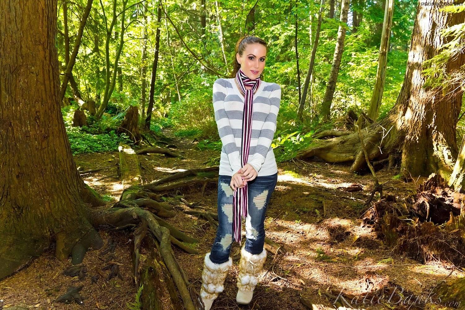 ケイティ銀行の写真は、森の中で彼女のブーツにダウンして剥離
 #58098481