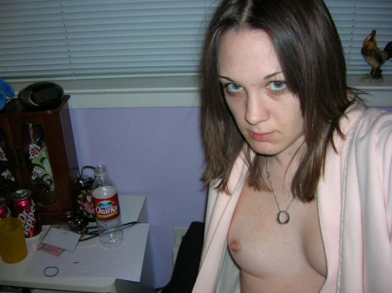 Brünette Studentin zeigt einige Selfies von ihren frechen Titten
 #60777179