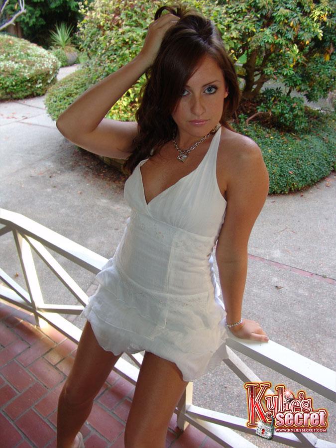 Il segreto di Kylie si stuzzica dentro e fuori dal suo vestito estivo bianco
 #58792697