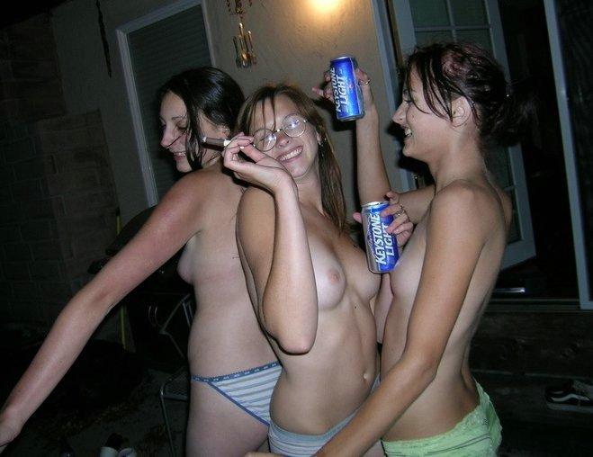 Heiße College-Mädchen werden super wild auf einer Party
 #60348847