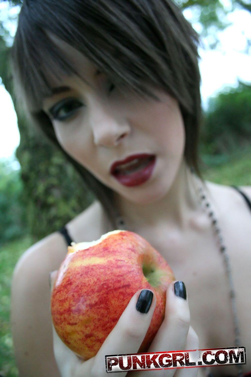 Fotos de la joven jessika recogiendo algunas manzanas
 #60761014