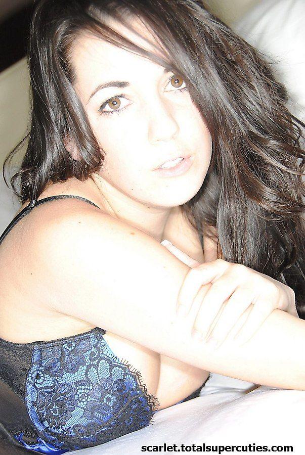 Bilder von Teenie-Mädchen Scarlet zeigt ihre großen Brüste
 #59942382